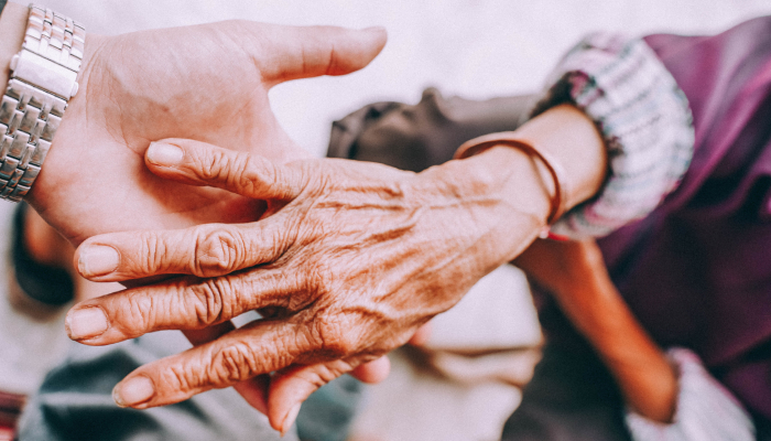 Las manos de dos personas tocándose.